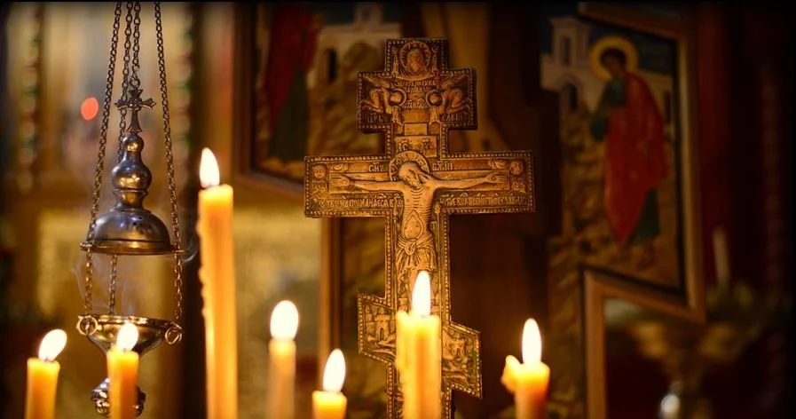 Православный крест со свечами — символ молитвы и милостыни